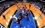 Orlando Magics tyrkiske spiller Hedo Turkoglu lægger an til skud, mens LA Lakers-stjernen Kobe Bryant (24) ikke kan forhindre scoringen. 