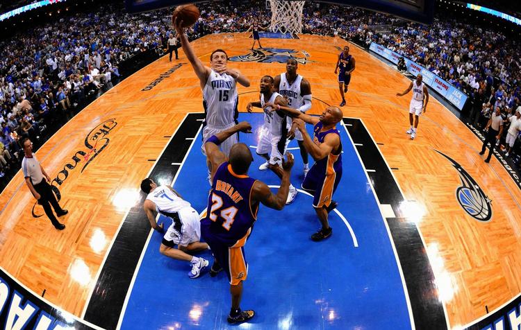 Orlando Magics tyrkiske spiller Hedo Turkoglu lægger an til skud, mens LA Lakers-stjernen Kobe Bryant (24) ikke kan forhindre scoringen. 