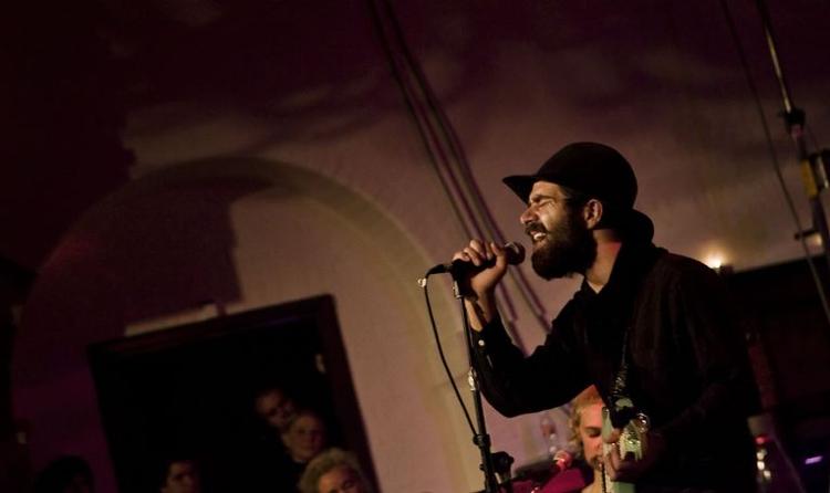 Sangeren Jannis Noya Makrigiannis fra Choir Of Young Believers gav sit yderste til torsdag aftens støttekoncert for irakere i Brorsons Kirken på Nørrebro. 