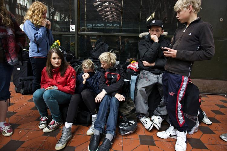De heldige. En gruppe unge fra Skæring Skole ved Århus, der ventede på Hovedbanegården tidligere i dag. De er hjemme nu. 