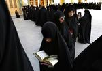 Kvinder i chador venter på at stemme ved præsidentvalget i Iran. 
