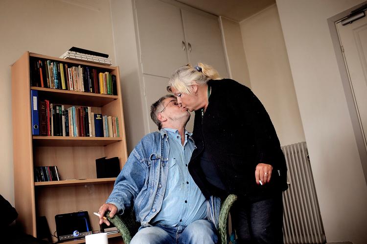 Psykisk syge skal kunne sige nej til medicin, mener Flemming Andersen, der her kysser sin forlovede Ingelise Juul Frederiksen på Værestedet Flinten. 