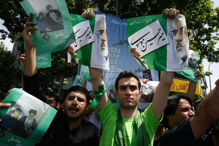 Den slagne præsidentkandidat Mirhossein Mousavi protesterer kraftigt mod åbenbare overtrædelser i valgprocessen. Valget har skabt politisk uro i Teheran. 