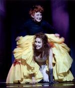 Sonja Richter kryber ud under Susanne Breunings skørter i 'Blanche og Marie' på Betty Nansen. Men hvad tænker skuespilleren egentlig på? Foto: hansen- hansen.com 