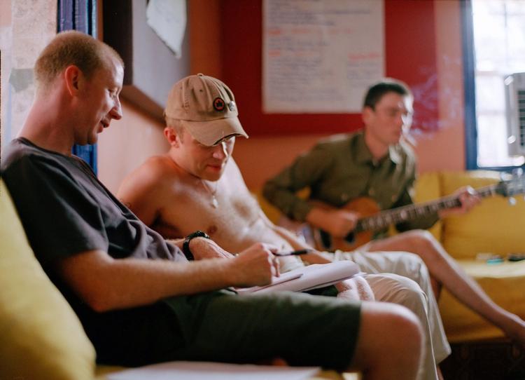 Foto udsendt af EMI i forbindelse med udgivelsen af albummet 'Think Tank'. Dave Rowntree til venstre er på vej ind i politik, og bassist Alex James til højre producerer klummer, ost og børn. Nu samles de med fjerde medlem Graham Coxon. 