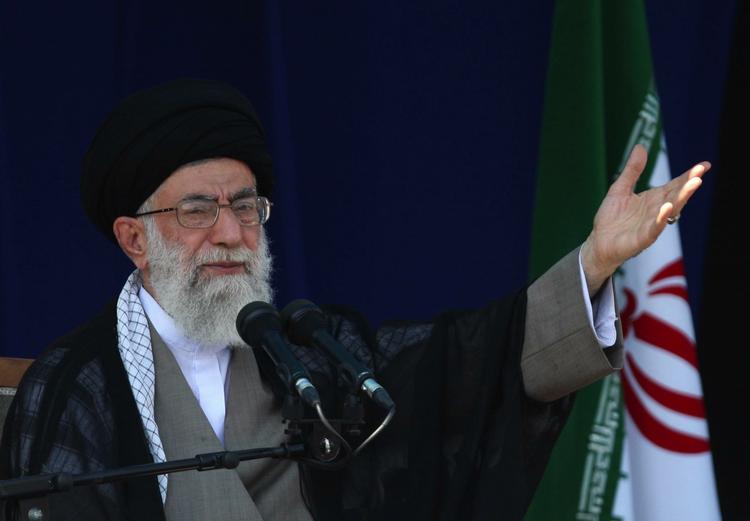 Irans øverste åndelige leder, Ayatollah Ali Khamenei beordrer alle iranere til at acceptere valgsejren til den siddende præsident. Også de unge, som er stødt sammen med politiet i Teherans gader. 