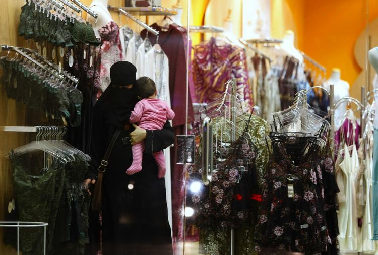 Mange kvinder er flove over at købe undertøj i en butik som denne i det konservative land Saudi Arabien. Den saudiske prinsesse Maha al-Sudairi har dog ingen problemer med at shoppe undertøj for flere millioner i Paris. Arkivfoto. 