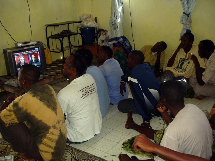Folk i det sydlige Somalia må kun se nyheder som al-Jazeera. Billedet her er fra hovedstaden i Somalia, da den amerikanske præsident Obama talte i Kairo. 