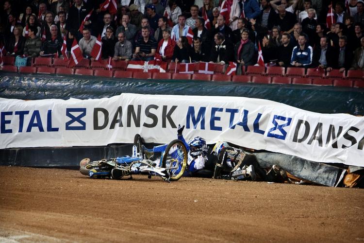 Nicki Pedersen slog et hul på ballen, da han styrtede under sit andet heat. Alligevel kom han på cyklen igen, indtil den punkterede i semifinalen. 