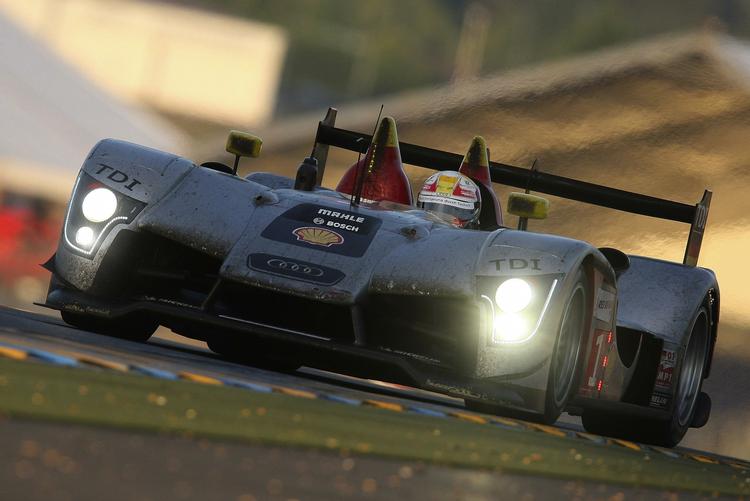 Tom Kristensen er en af de hurtigste kørere i feltet, men motoren har problemer. 