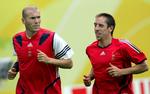 Zinedine Zidane (tv.) var en del af Real Madrids seneste storhold sammen med bl.a. Ronaldo, David Beckham og Roberto Carlos. Nu er den franske eksspiller involveret i forsøget på at lokke en tidligere medspiller på det franske landshold, Franck Ribery, til klubben. Arkivfoto. 