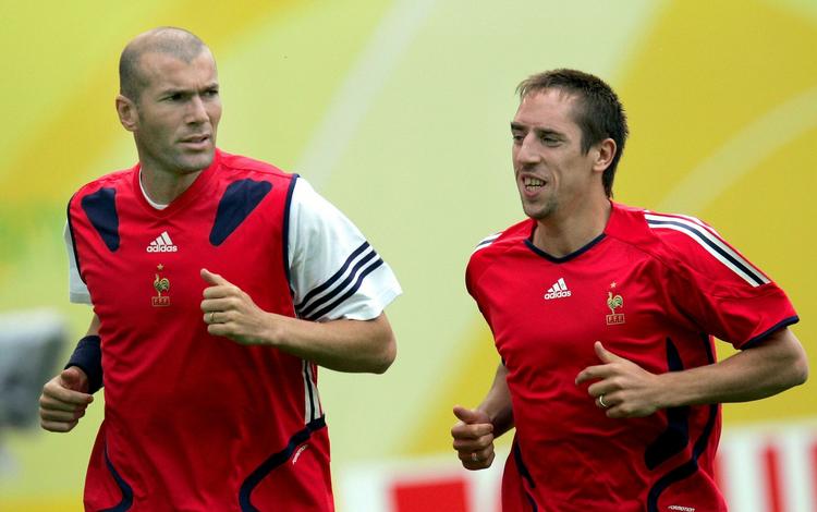 Zinedine Zidane (tv.) var en del af Real Madrids seneste storhold sammen med bl.a. Ronaldo, David Beckham og Roberto Carlos. Nu er den franske eksspiller involveret i forsøget på at lokke en tidligere medspiller på det franske landshold, Franck Ribery, til klubben. Arkivfoto. 
