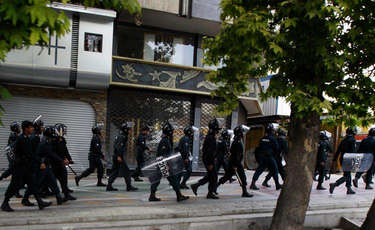 Politiet er massivt til stede på gaden i Teheran i dag. 