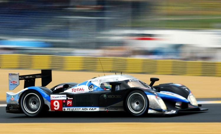 Peugeot nummer 8, der fører Le Mans, har på skift kørerne David Brabham, Marc Gene og Alexander Wurz ved rattet. 