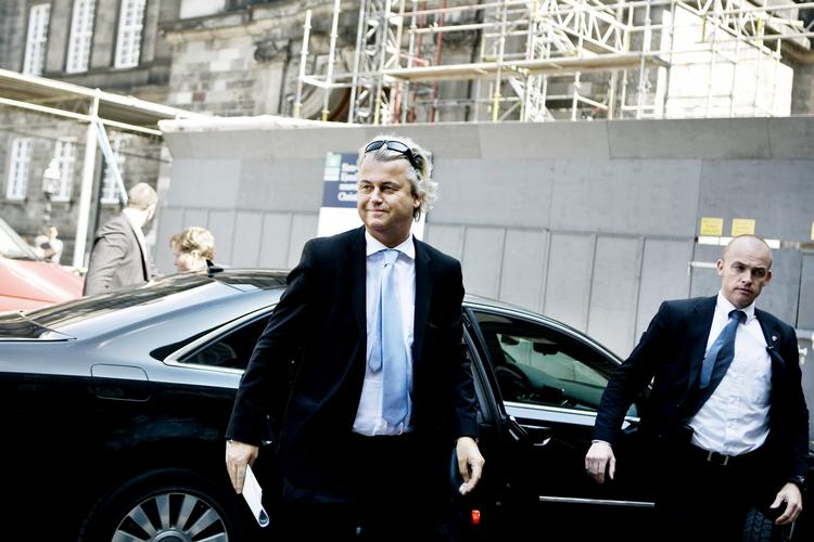 Den omdiskuterede hollandske politiker Geert Wilders ankommer til Christiansborg. Han lever under konstant politibeskyttelse fordi hans kontroversielle holdninger har medført trusler på livet. 