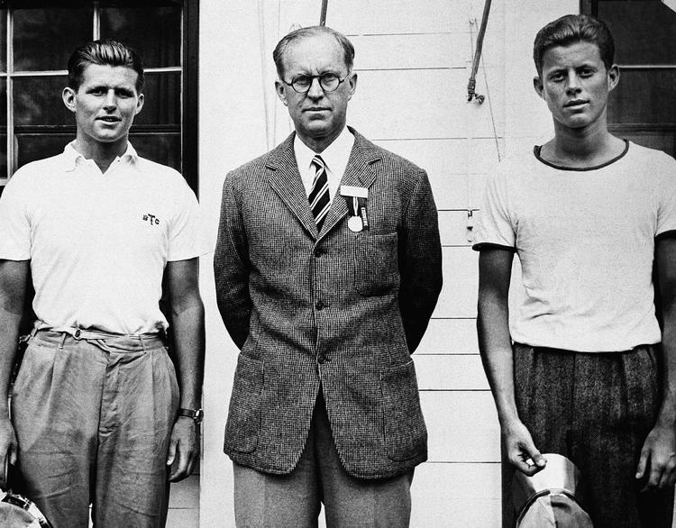 Joseph P. Kennedy flankeret af sine sønner Joseph P. Kennedy Jr. og John F. Kennedy. 