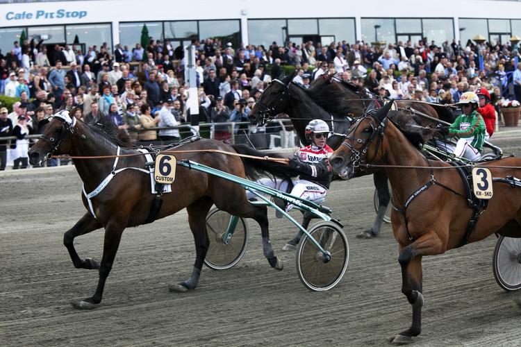Örjan Kihlström kører sikkert Triton Sund til sejr i Copenhagen Cup, og efterfølgende var travtræner Stefan Hultman jublende lykkelig. 