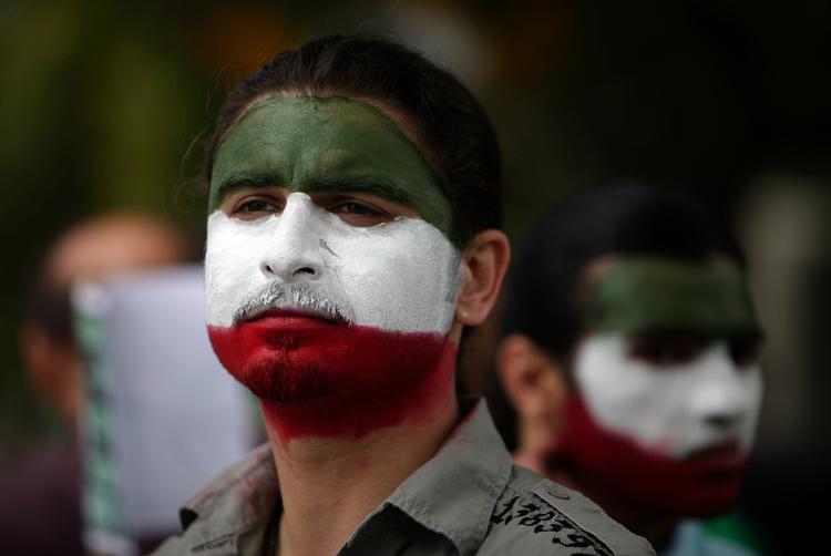 Over hele verden protsterer iranere over resultatet af fredagens valg. Her en demonstrant i Tyskland. Irans indenrigsministerium har erklæret flere demonstrationer i Iran for ulovlige. 