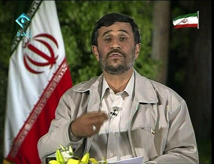 Billede fra Irans præsident Mahmoud Ahmadinejads tale i tv dagen efter valget. Nu er hans officielle hjemmeside blokeret af et hackerangreb. 