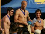Michael Phelps (tv.) på en sjælden plads på podiet, efter han i 100 meter fri blev besejret af Brent Hayden. Nathan Adrian (th.) blev nummmer tre. 