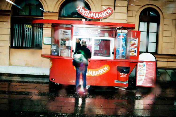 Bosse Svensson bestiller frokost ved Malmøs Centralstation. 