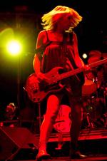 Støjrockens ekvilibrister skuffer ikke på 'The Eternal'. Her er sanger, guitarist og bassist Kim Gordon fanget under en koncert i 2007.  Arkivfoto: Branimir Kvartuc 