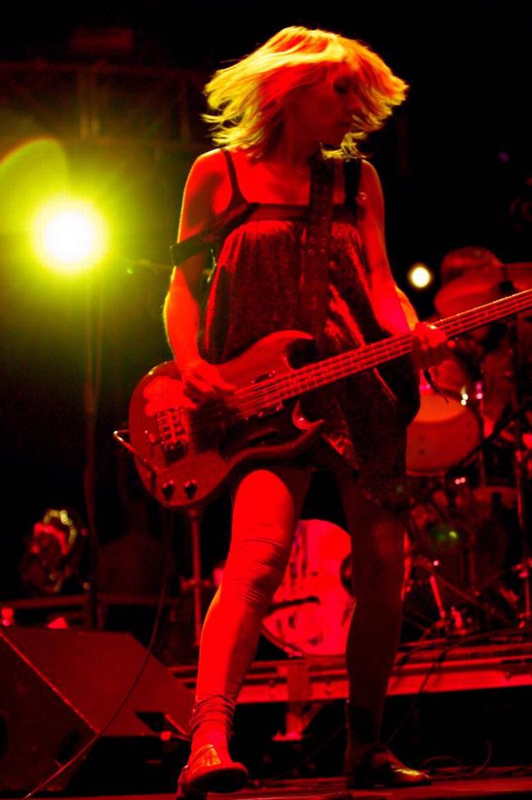 Støjrockens ekvilibrister skuffer ikke på 'The Eternal'. Her er sanger, guitarist og bassist Kim Gordon fanget under en koncert i 2007.  Arkivfoto: Branimir Kvartuc 