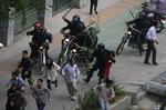 Foran universitetet i Teheran bliver tilhængere af den slagne Mousavi angrebet af betjente fra Irans uropoliti. 