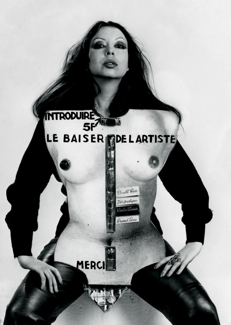 Den franske kunstner Orlan står for 'Kunstnerens Kys nr. 2' fra 1977. Put en mønt i automaten, så giver kvinden dig et kys, og mønterne lander i hendes gennemsigtige kønsorgan. Foto: Centre Pompidou. 