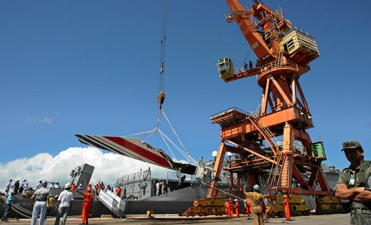 Halefinnen fra Air France-flyet losses fra brasiliansk flådefartøj på kajen i Recife. Arkivfoto. 