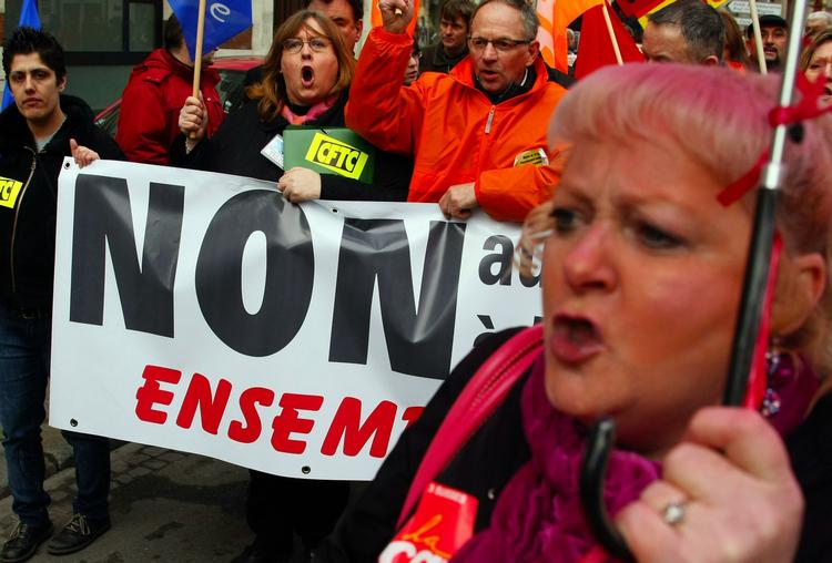 Over hele Europa har den økonomiske krise sendt frusterede mennesker på gaden. Billedet er fra marts, hvor nogle fyringstruede franskmænd siger nej til deres virksomheds planer. 