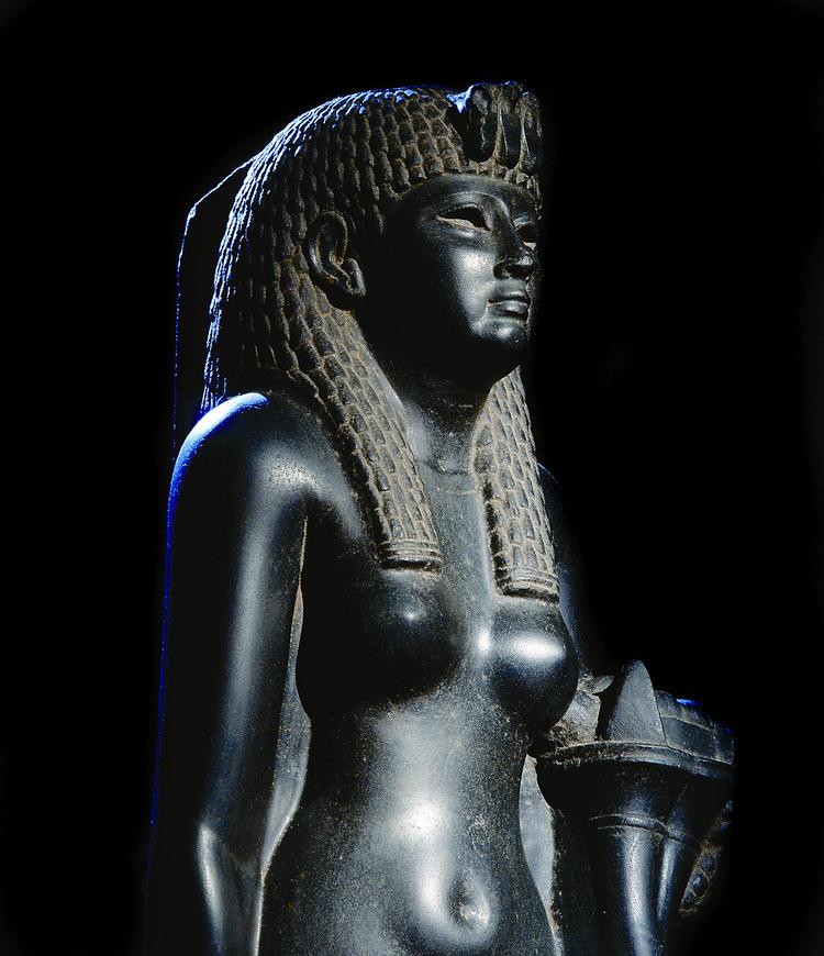 En unavngiven sort basaltstatue, som man mener kan være Kleopatra i hendes guddommelige egyptiske skikkelse. Den befinder sig på Eremitagen i Sankt Petersborg. Foto fra bogen/Scanpix 