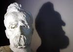 Filosoffen Friedrich Nietzsche i skyggen af sig selv. Busten er skabt af Gustinus Ambrosi. Foto: Jens Meyer/AP
