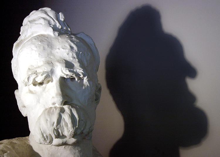 Filosoffen Friedrich Nietzsche i skyggen af sig selv. Busten er skabt af Gustinus Ambrosi. Foto: Jens Meyer/AP