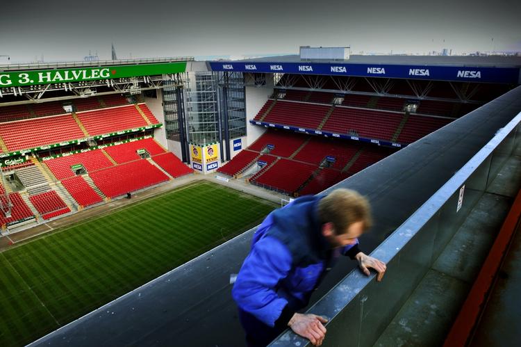 Også i år er danskere døde efter ulykker på jobbet. I januar styrtede en mand ned, da han fjernede is på Parkens tag. Det har udløst en rekordstor bøde til Parken. (Arkivfoto) 