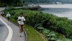 »Jeg er ikke et menneske. Jeg  er en maskine,  og fordi jeg er en maskine, behøver jeg ikke mærke  noget. Jeg skal  bare blive ved«, messede Murakami undervejs til sig selv i et 100-kilometers løb ved  Saromasøen i det nordlige Japan. Det tog ham 11  timer og 42 minutter at gennemføre. Foto: Matsumura, fra bogen 