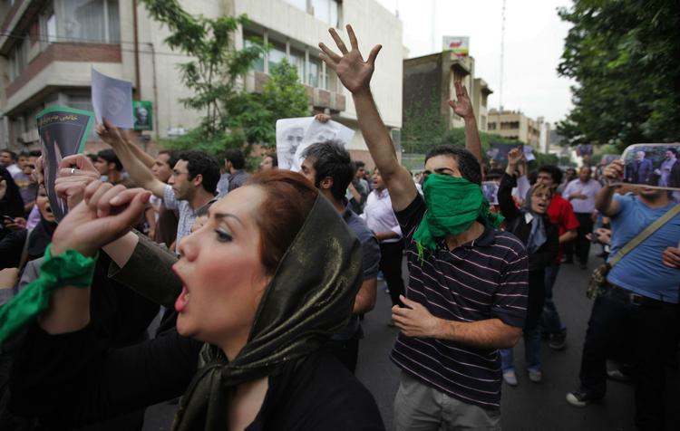 Der er store demonstrationer i Teherans gader. Det har nu udviklet sig i voldelig retning - dette billede er dog fra en anti-Ahmadinejad-demonstration foreleden (arkivfoto). 