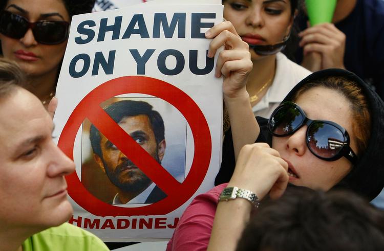 Flere steder - her i Malaysia - er der støttedemonstrationer for Irans unge, der har været på gaden i de seneste dage. 