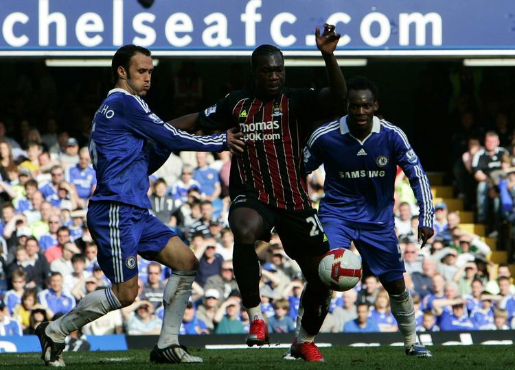 Forsvarsspilleren Ricardo Carvalho, til venstre, er på vej til Milano-klubben Inter. 