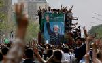 Kun få billeder slipper ud af Iran i øjeblikket, men her ses tilhængere af Mir Hossein Mousavi til dagens demonstration. Det er Mousavi på plakaten. 