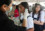 En sygeplejerske tager temperaturen på eleverne, der netop er vendt tilbage til deres skole i Manila, efter den har været lukket på grund af influenzasmitte. Philippinerne har med 147 det største antal smittede med A H1N1 i Sydøstasien. 