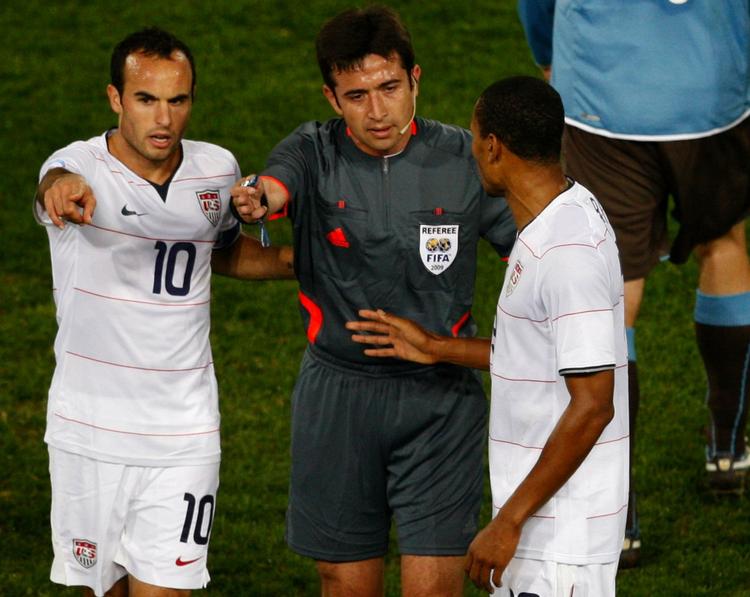 Dommer Pablo Pozo beder USA's Ricardo Clark (th.) om at forlade banen, men det fik ikke amerikanerne til at miste modet. 