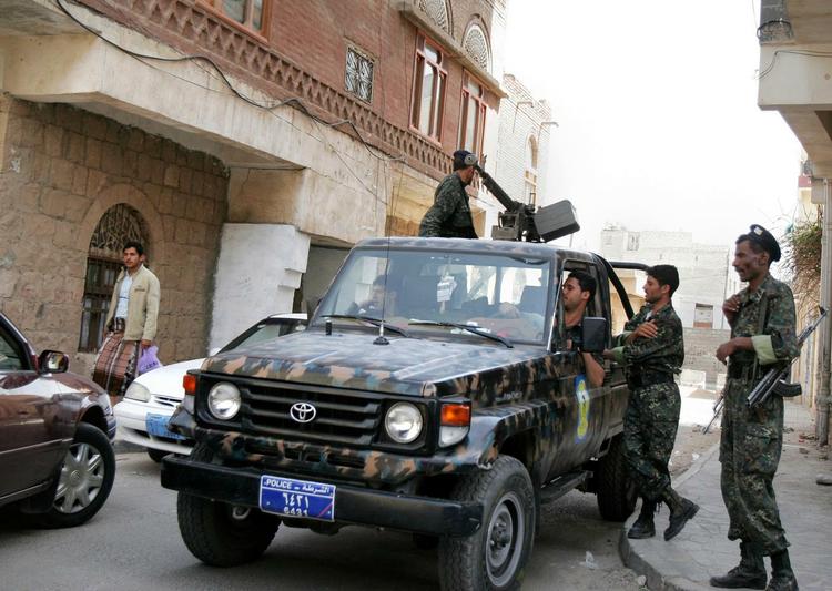 Yemenistiske sikkerhedsstyrker på patrulje i landets hovedstad Sanaa (arkivfoto). 