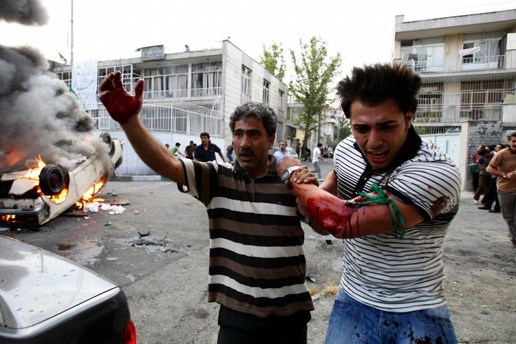 De unge er på gaden i Teheran. En dansk-talende iraner, bosiddende i Teheran, skriver til politiken.dk, at der i nat stadigvæk var demonstrationer i forskellige områder i Teheran. »Unge piger og drenge med masker for ansigtet har spærret vejene«. 