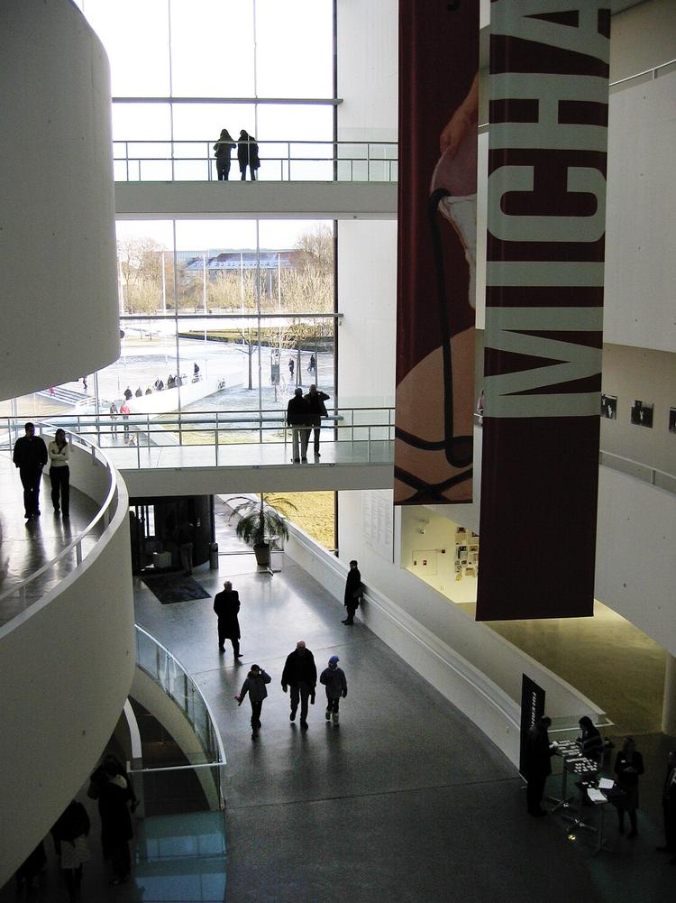 Kunstmuseet ARoS tænker kreativt for at dække hul i økonomien, men er stødt på lov-barriere. 
