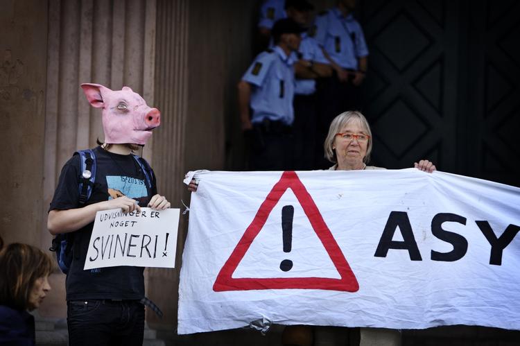 Aktivister fra initiativet 'Stop Udvisninger' besatte i dag Integrationsministeriet. Med hængelåse på dørene forhindrede de ministeriets andsatte i at komme på arbejde. Arkivfoto fra en af 'Stop Udvisninger's tidligere aktioner. 