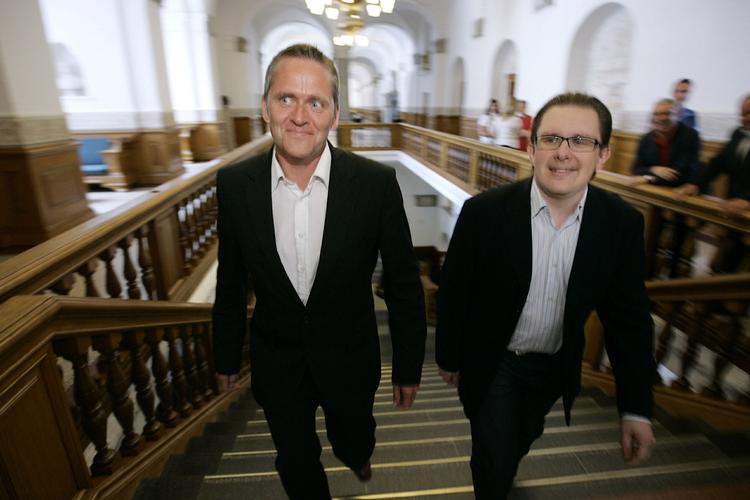 Anders Samuelsen og Simon Emil Ammitzbøll på vej til pressemødet, hvor det blev bekendtgjort, at sidstnævnte bliver medlem af førstnævntes parti. 