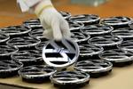VW-værsteder er værst, men også Toyota, Peugeot og Ford er langt dyrere at få repareret hos autoriserede værksteder. Kunderne skal selv skabe konkurrence, mener Konkurrencestyrelsen. 