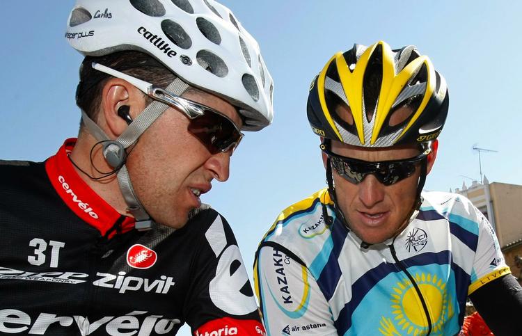 Spanske Alberto Contador er favorit til at vinde Tour de France, men regner holdkammerat Lance Armstrong (th) som en af de værste konkurrenter. Arkivfoto. 