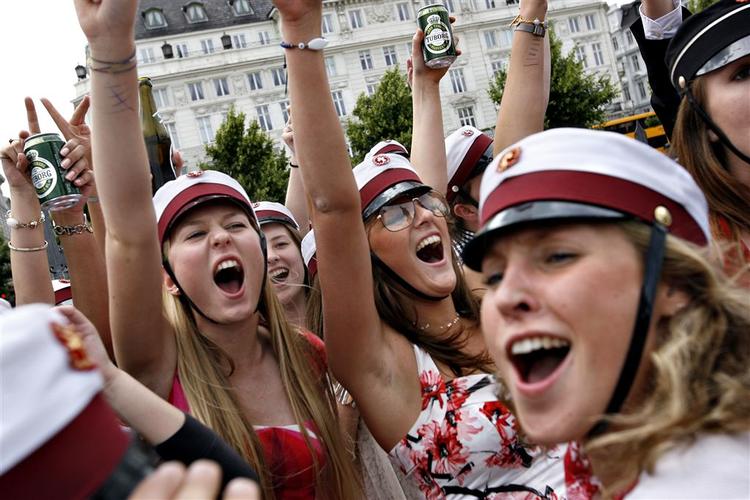 Glade studenter er klar til fest på Kongens Nytorv i København. Arkivfoto. 